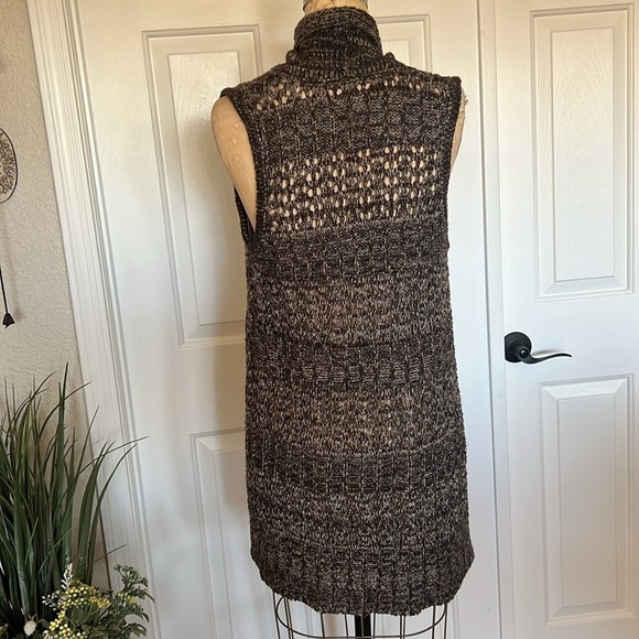 Maurices brown sweater vest. Size M - Picture 5 of 9